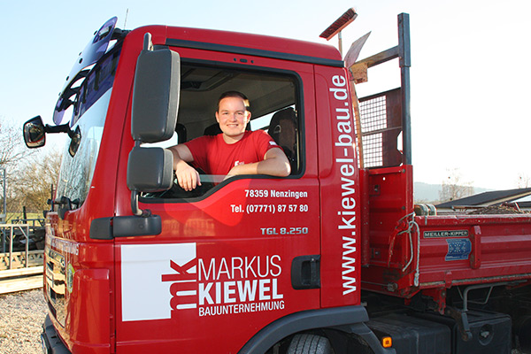 Marc Kiewel freut sich über die bestandene LKW- und Berufskraftfahrerprüfung