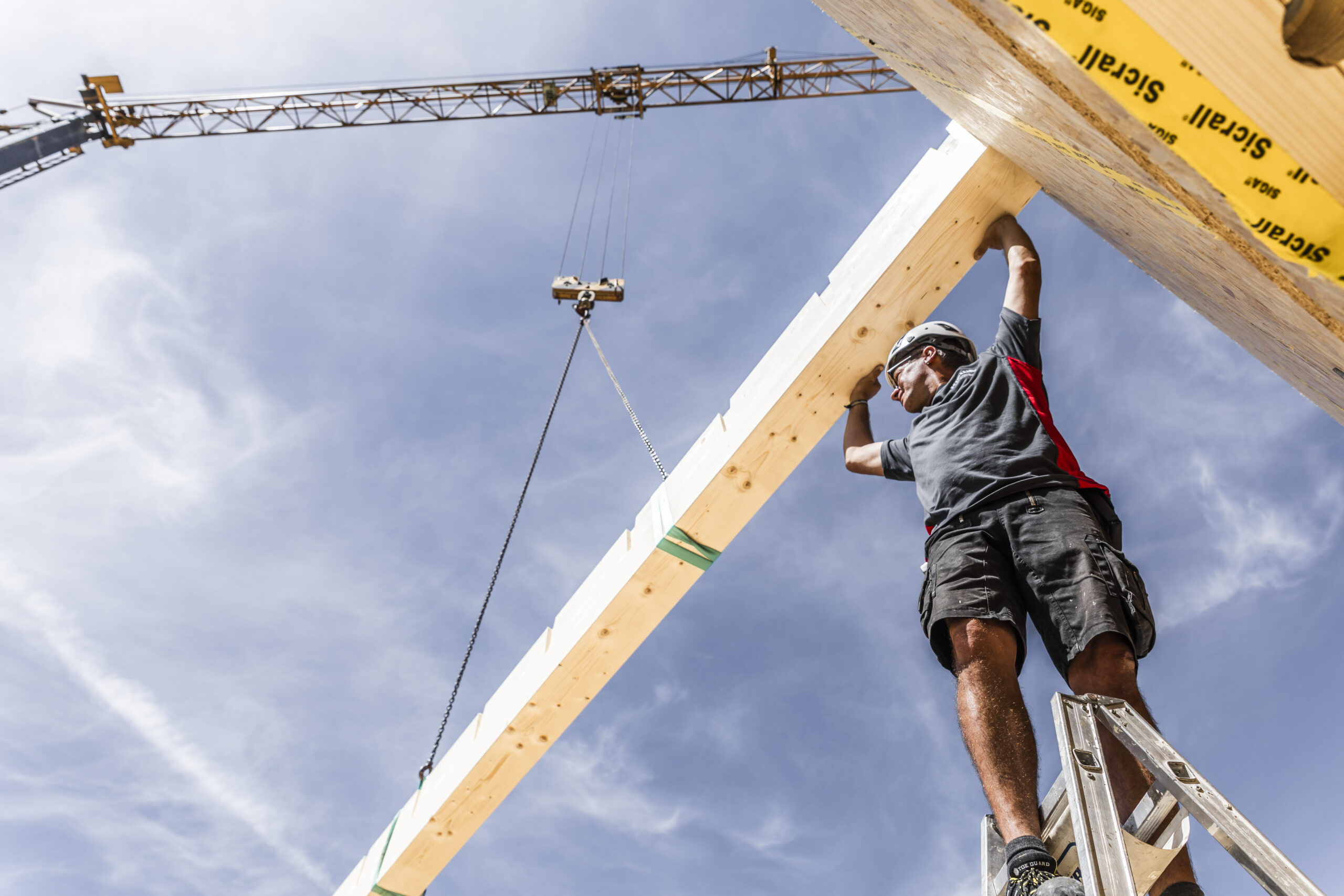 Zimmerer bei der Montage von Dachpfannen